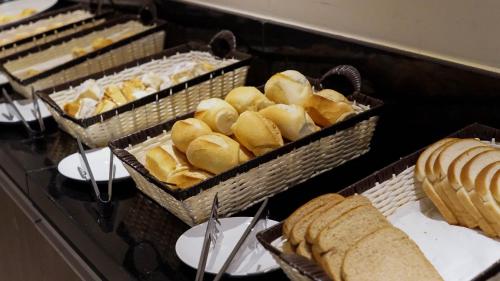 a bunch of baskets of bread and pastries at Ibiza Plaza Hotel in Anápolis