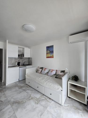 Cozy Seaside Studio with Private Parking