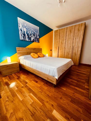 a bedroom with a bed and a blue and yellow wall at Villa Alexandra 1 in Imárcoain