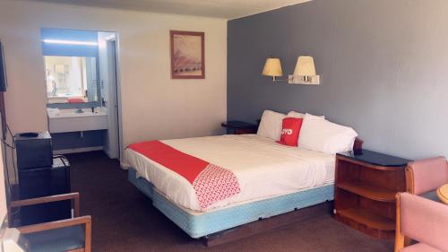 a small bedroom with a bed and a bathroom at SPRINGWOOD HOTEL, Opelika I-85 Columbus Pkwy in Opelika