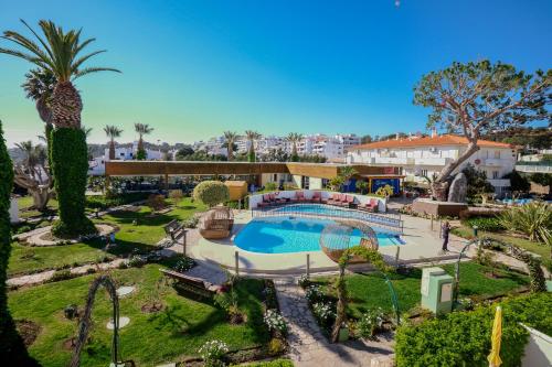 Vista de la piscina de Muthu Clube Praia da Oura o alrededores