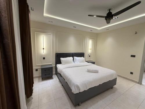 a bedroom with a bed and a ceiling at Janjua lodges Murree in Murree