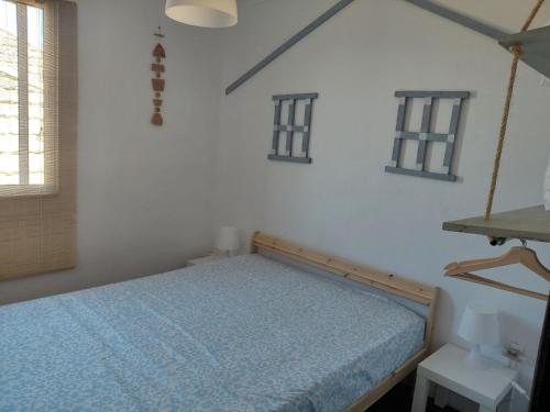 a bedroom with a bed in a white room at Ria de Aveiro White House in Murtosa