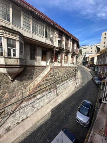 a car parked on a street next to a building at Da Vinci in Valparaíso