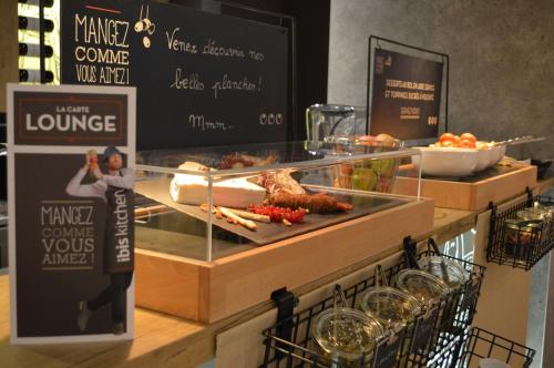 a buffet with chicken and other food on display at ibis Honfleur in Honfleur