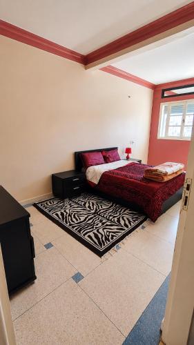 a bedroom with a bed and a rug at Appt Spacieux, Confortable, Calme, et Lumineux, Proche de la Plage avc Fibre Optique in Safi
