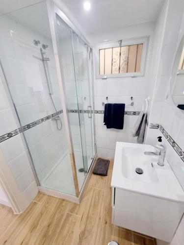 Modern 1 Bedroom Apartment Seaview & Mountain View