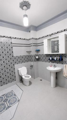 a bathroom with a toilet and a sink at Appt Spacieux, Confortable, Calme, et Lumineux, Proche de la Plage avc Fibre Optique in Safi