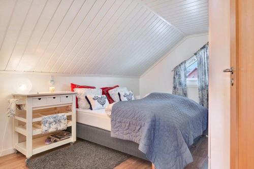 a bedroom with a bed and a window at RIBO Apartment Katterjåkk in Riksgränsen