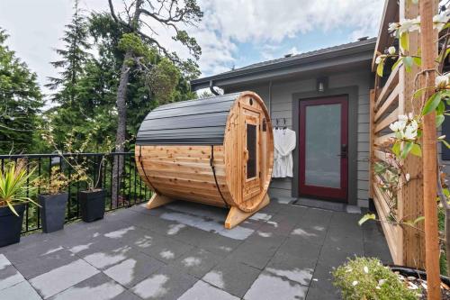 eine hölzerne Sauna auf einer Terrasse neben einem Haus in der Unterkunft Suite Ucluelet - Romantic Couples Getaway-Sauna! in Ucluelet