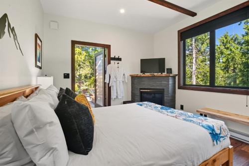 ein Schlafzimmer mit Bett und Kamin in der Unterkunft Suite Ucluelet - Romantic Couples Getaway-Sauna! in Ucluelet