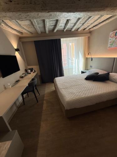 a bedroom with a bed and a desk with a computer at CAST AWAY in Riomaggiore