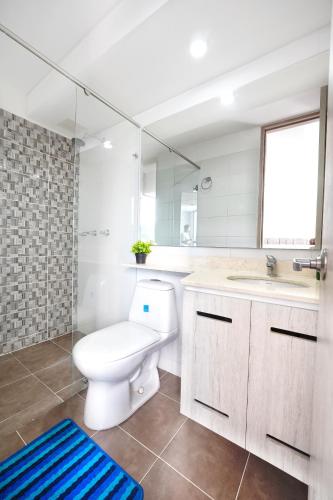 a bathroom with a toilet and a shower and a sink at Apartamento Paradise in Ibagué
