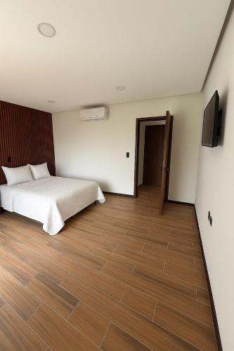 a bedroom with a bed and a flat screen tv at Residencia familiar céntrica xalapa in Xalapa