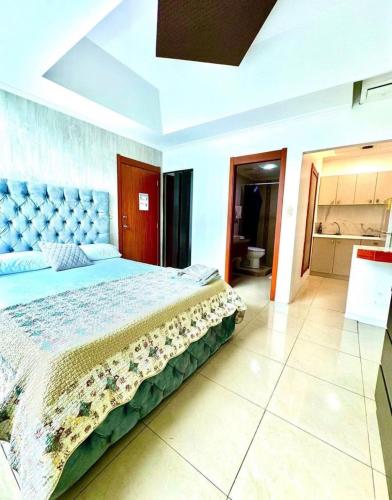 a bedroom with a large bed in a room at lighthouse view piso 8 in Guayaquil