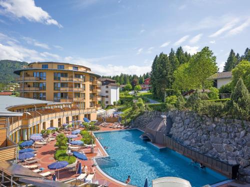 ein Hotel mit einem Pool und einem Resort in der Unterkunft Vivea Gesundheitshotel Bad Häring in Bad Häring