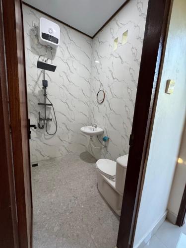 a bathroom with a toilet and a sink at Swariguna homestay in Sidemen