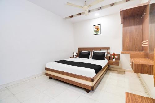 a bedroom with a bed in a room at OYO Hotel O Allipuram Near Railway Station in Visakhapatnam