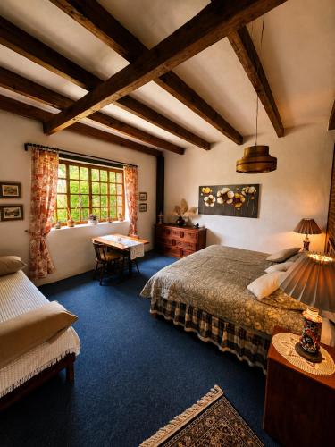 a bedroom with a bed and a table and a window at Chalet Ojo de Agua in Jilotepec de Abasolo