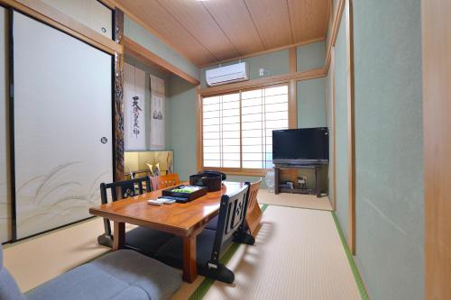 Guest House TIHARU 6bedrooms12people max and Straight to USJ and Near the hot spring