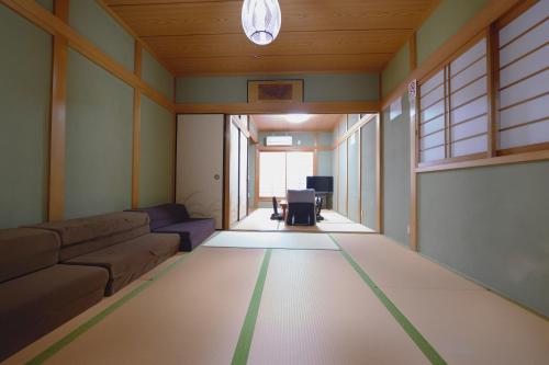 Guest House TIHARU 6bedrooms12people max and Straight to USJ and Near the hot spring