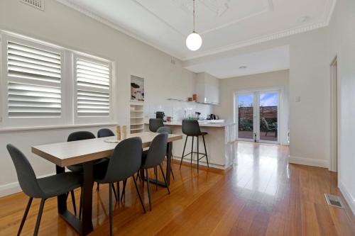 a kitchen and dining room with a table and chairs at Barkly Cottage Bendigo in Bendigo