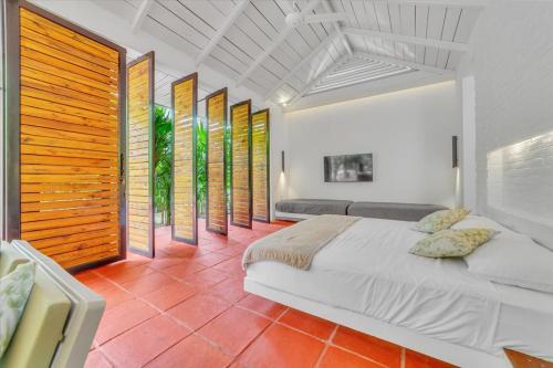 a bedroom with a large bed and some windows at Juntas Del Lago in Apulo