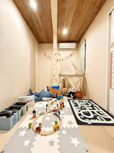 a childs room with a table with toys on it at 愉楽の宿 一棟貸切Villa in Osaka