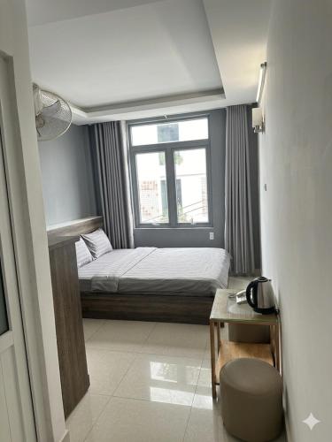 a small bedroom with a bed and a window at Thanh 57 TKH Hotel - Giá mềm ngay bên chợ Đà Lạt in Da Lat