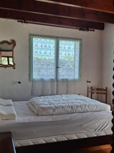 a large white bed in a bedroom with a window at Maison familiale Pays Basque in Ahaxe-Alciette-Bascassan