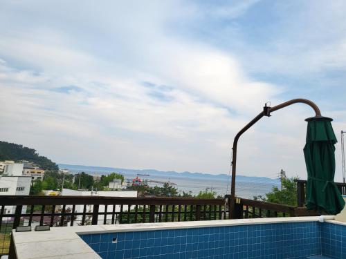a view of a swimming pool with a street light at Haepung Stay in Yŏnamp'o