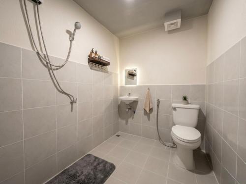 ein Badezimmer mit Toilette und Dusche in der Unterkunft KINBOSHI Inn in Bangkok