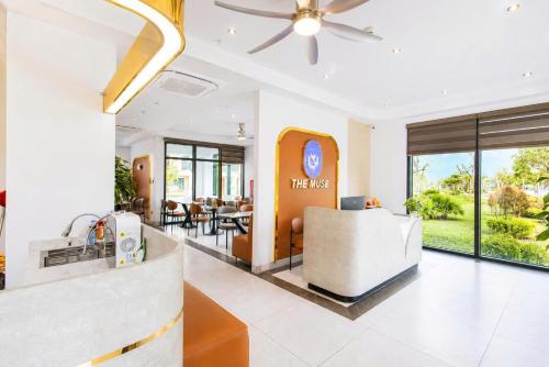 a lobby of a hotel with a waiting room at The Muse Hotel 1 in Ðố Sơn
