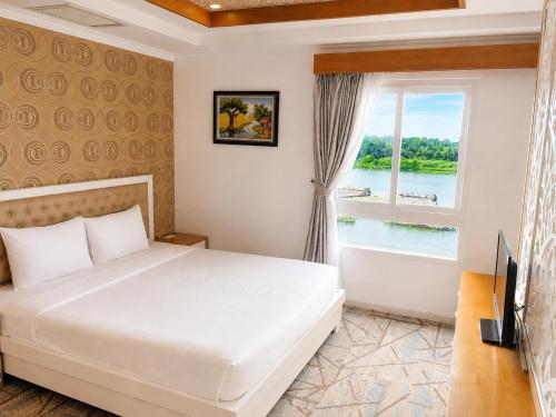 a bedroom with a bed and a window at Tây Nam 2 Hotel in Can Tho