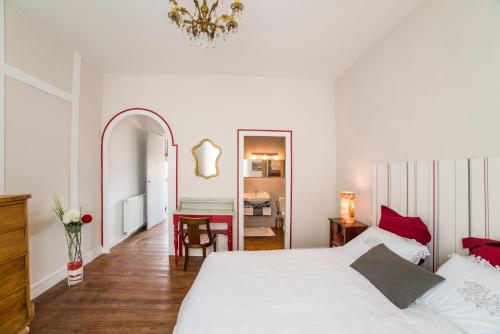 - une chambre avec 2 lits, une table et un miroir dans l'établissement Bed and Breakfast La Cordonnerie, à Villandraut