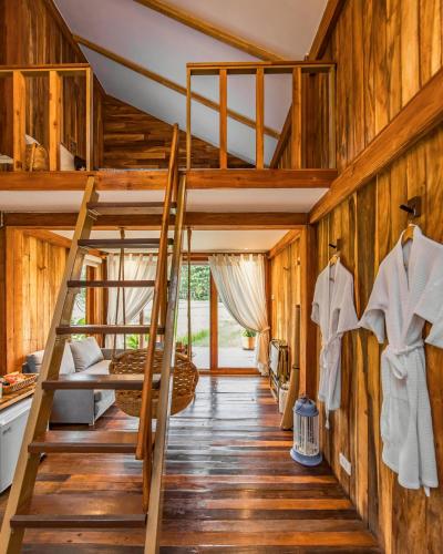 a room with a bunk bed and a ladder at บ้านนาก๋างโต้ง Baan Na Kang Tong in Ban Kot