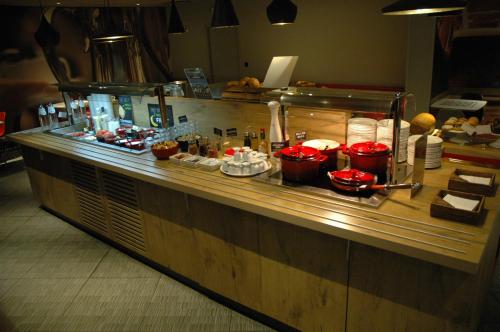 Comida en o cerca de este hotel