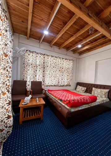 a living room with a couch and a table at Forest Glen Cottage in Wāmpor