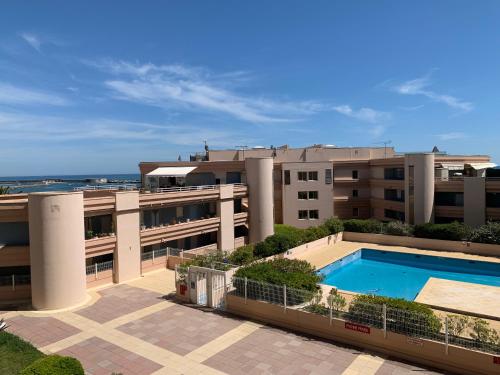 Résidence avec piscine et box, vue sur mer
