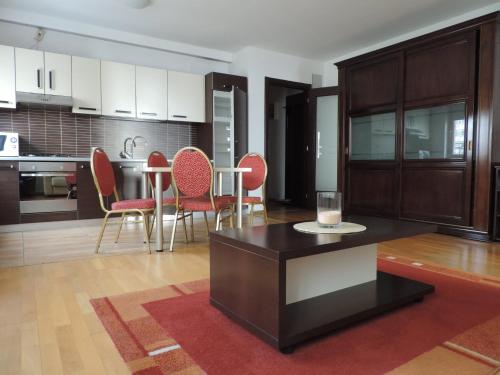 Kuchyň nebo kuchyňský kout v ubytování Monte Carlo Palace Suites