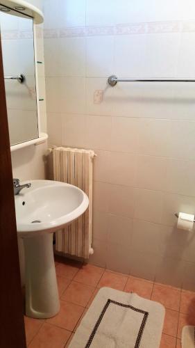 a bathroom with a sink and a mirror at Orto degli Ulivi in Sinalunga