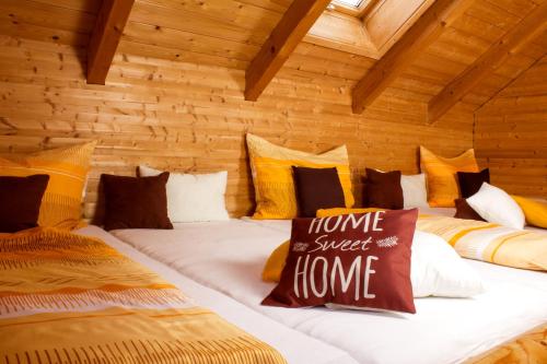 Habitación con 2 camas en una cabaña de madera en Einfach.Ausspannen, en Neumarkt im Mühlkreis