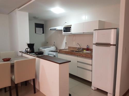 Een keuken of kitchenette bij Rosa Branca Facilities Apartamentos