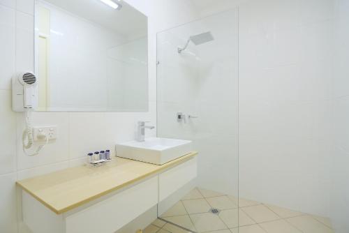 Bilik mandi di Cairns Queenslander Hotel & Apartments