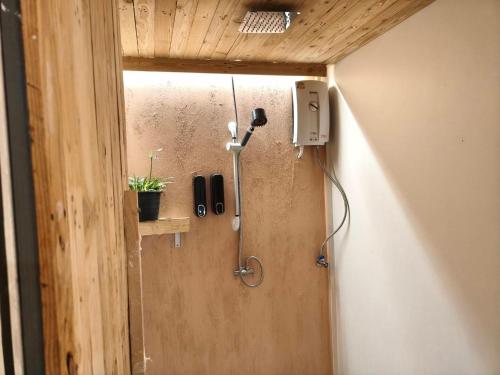 a shower in the corner of a room at Nai Suan Phan Resort - ในสวนฝัน รีสอร์ท in Ban Thung Samoe