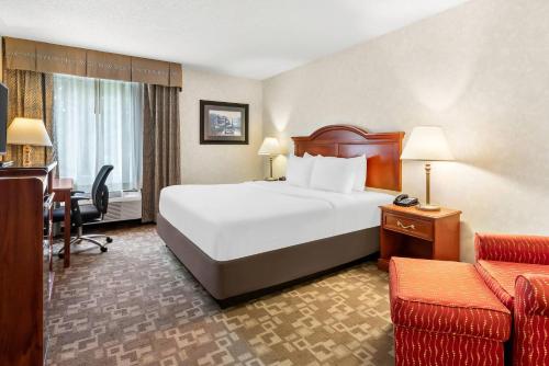 a hotel room with a large bed and a desk at Quality Inn Edison-New Brunswick in Edison