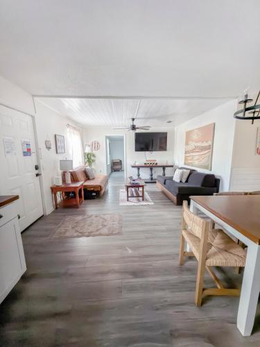 Beachside Bliss - Breakfast, Walk to Schooners, Sleeps 15, Fenced Privacy photo 66