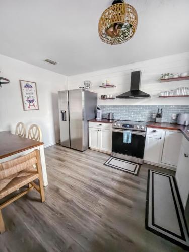 Beachside Bliss - Breakfast, Walk to Schooners, Sleeps 15, Fenced Privacy photo 67
