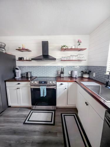 Beachside Bliss - Breakfast, Walk to Schooners, Sleeps 15, Fenced Privacy photo 69