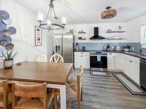 Beachside Bliss - Breakfast, Walk to Schooners, Sleeps 15, Fenced Privacy photo 76